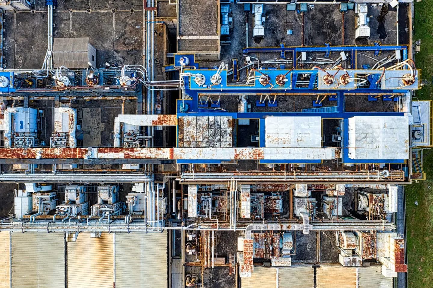 Vue aérienne d’un site industriel moderne et de ses équipements