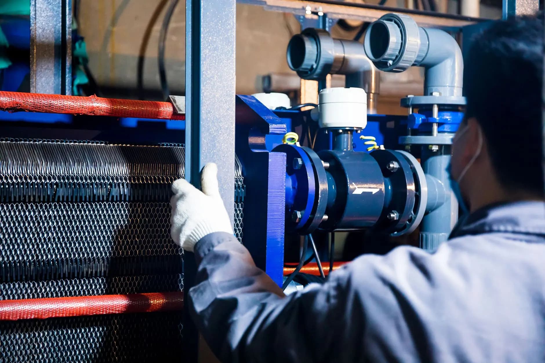 Réseau de tuyauteries process inox avec manomètres, équipements sous pression