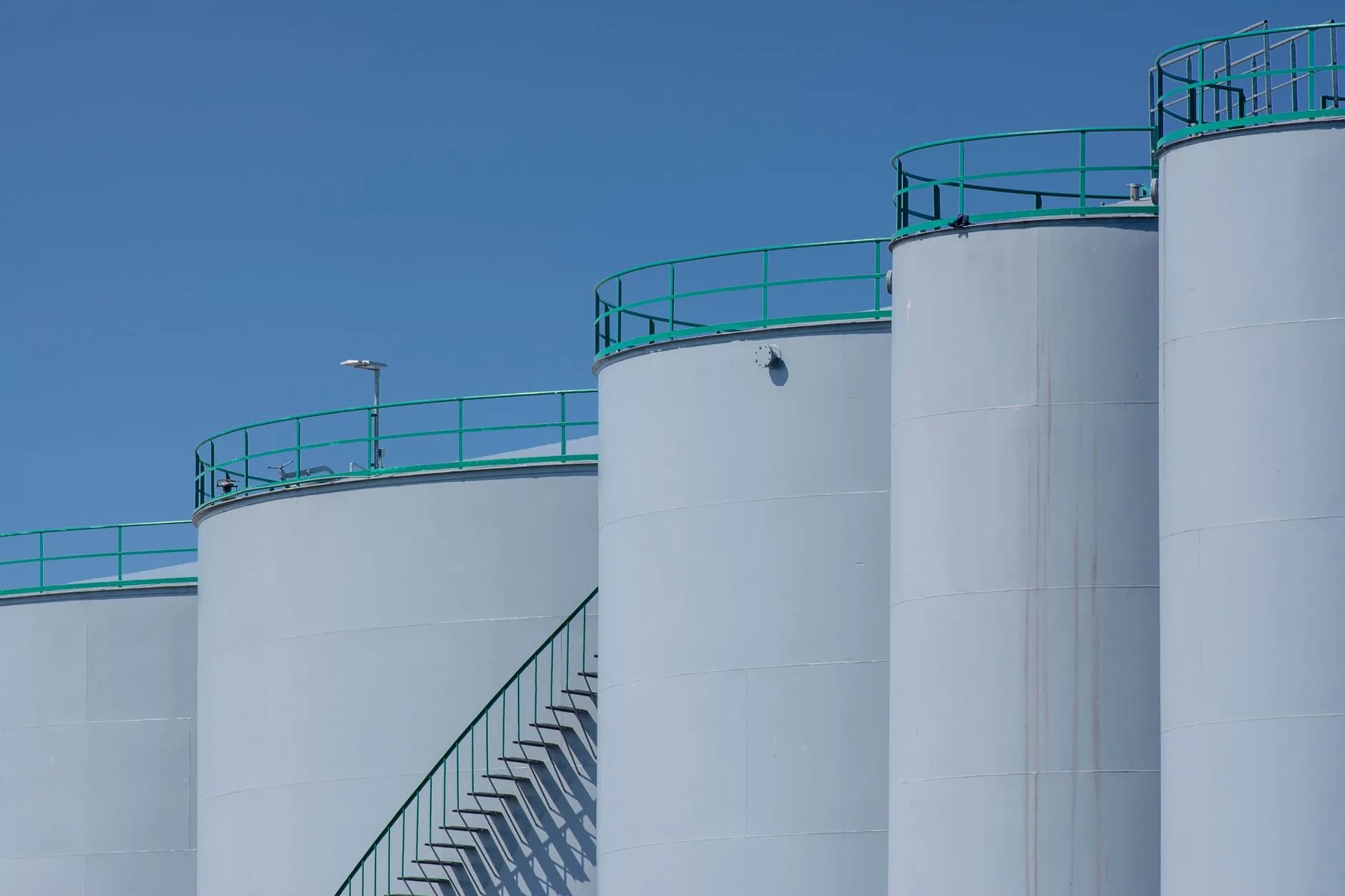 Tuyauterie process et manomètre industriel
